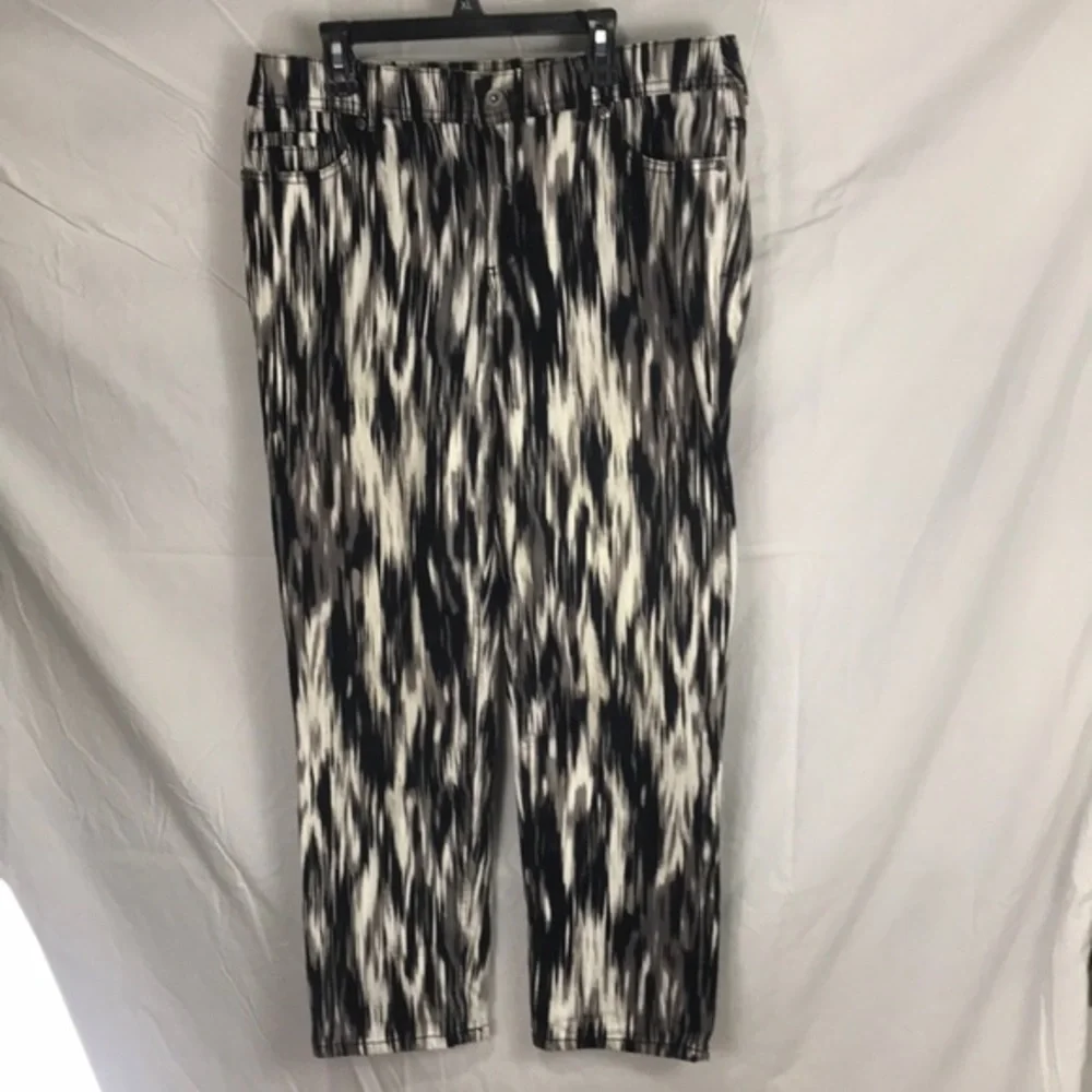 Chico’s Size 6 (Chico’s size 0.5) Five Pocket Ankle Pant